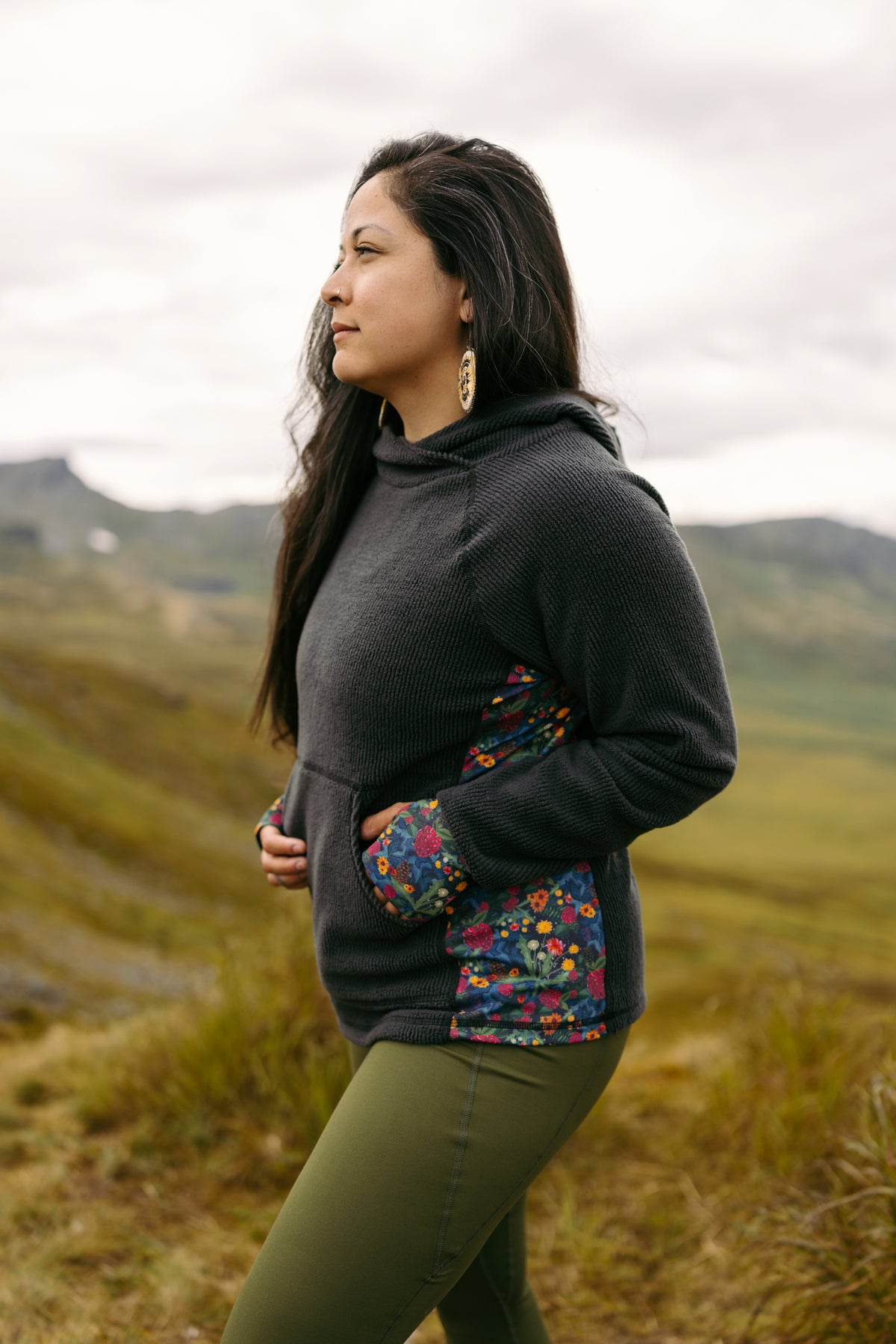 Climb on Fleece Hoodie in Cave grey, side view